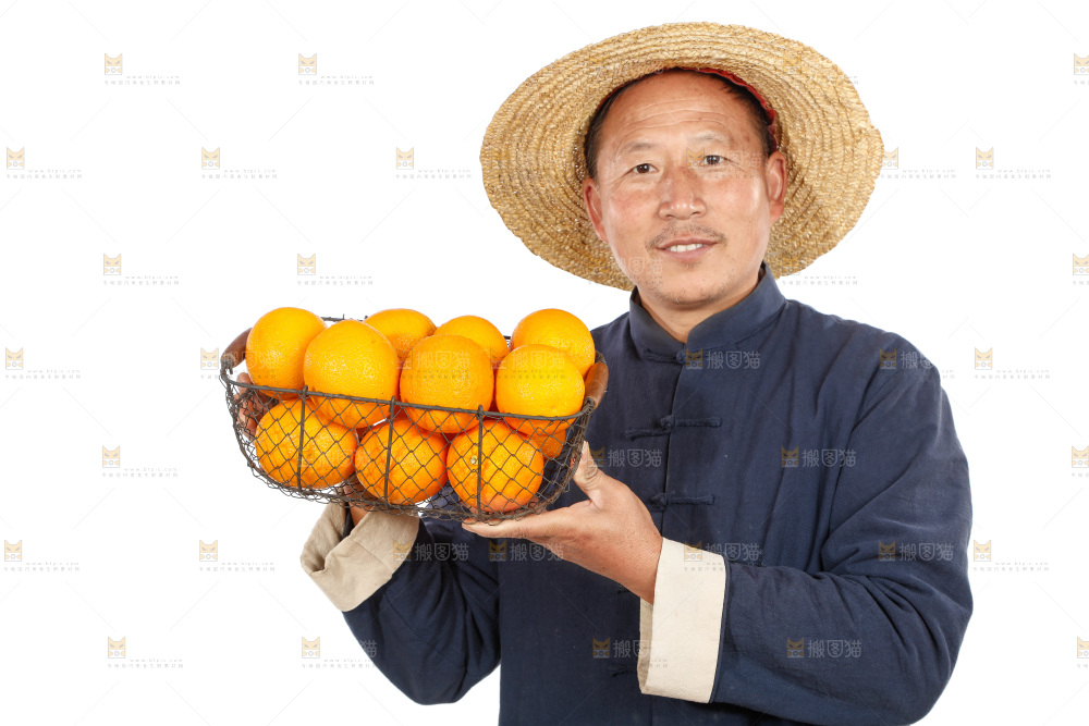 农民手里端着一篮橙子