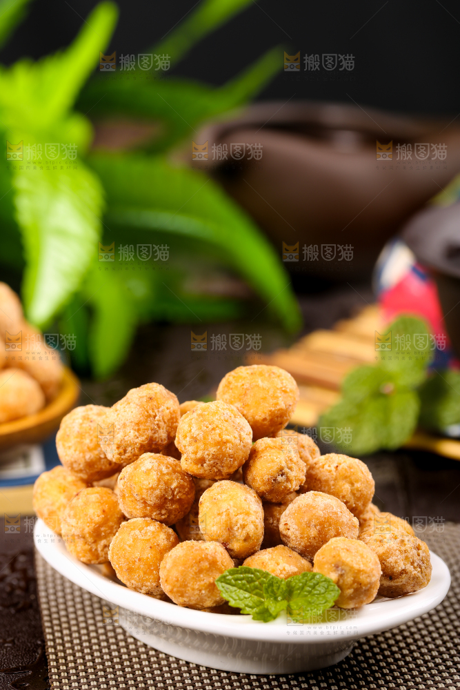 盘子里装着多味花生
