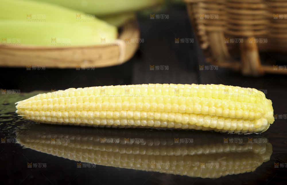 黑石板上放着水果玉米笋