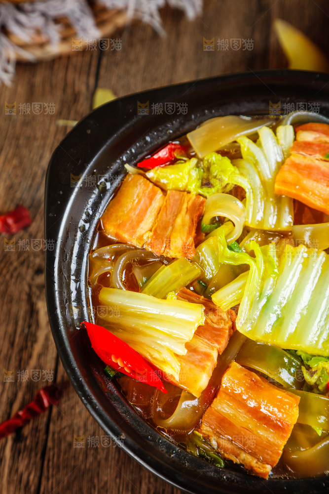 黑石板上放着一锅猪肉炖白菜