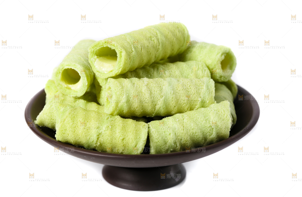 碟子里装着抹茶蛋卷