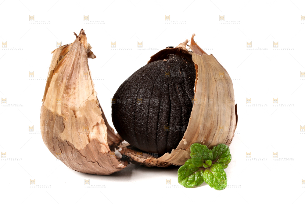 白底上摆放着独头黑蒜