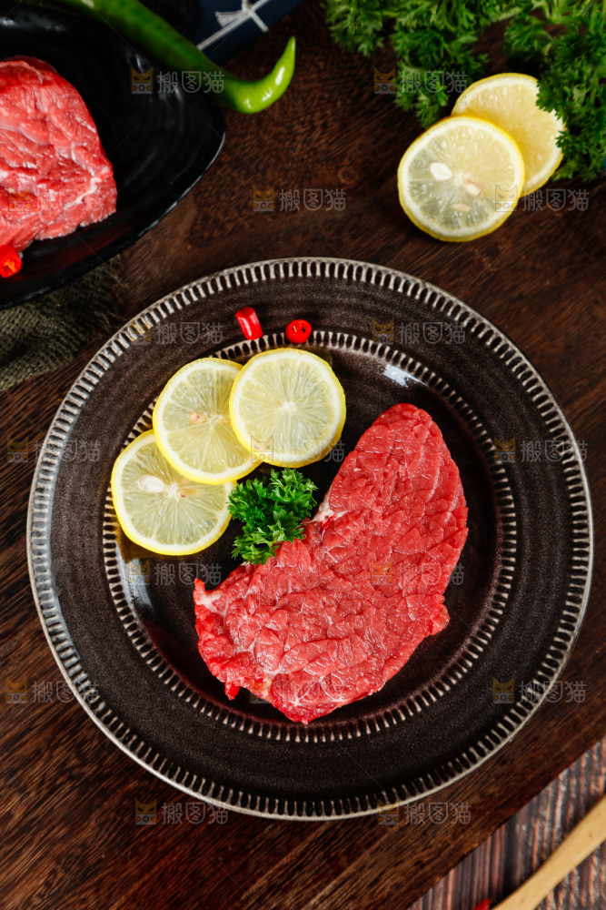 木底上放着一盘鲜牛肉