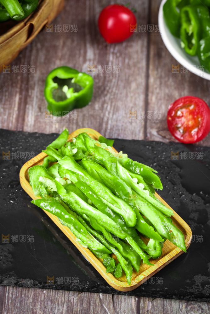 黑石板上放着一盘螺丝椒丝
