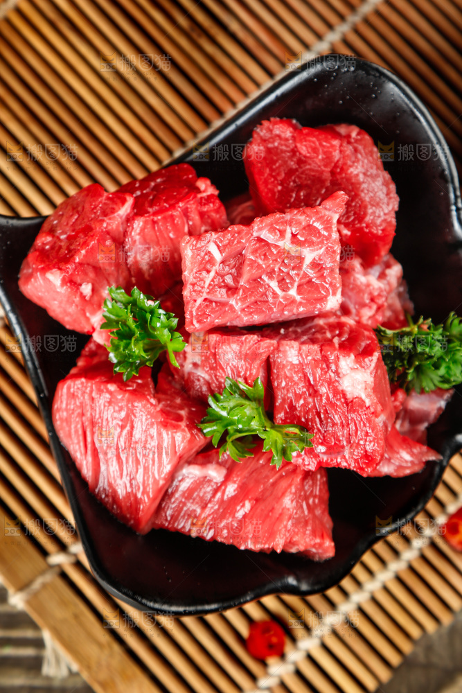 木底上放着一盘牛肉