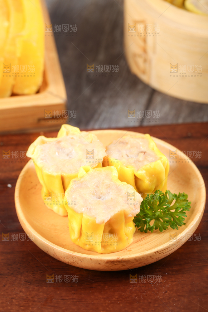 盘子里装着猪肉烧麦