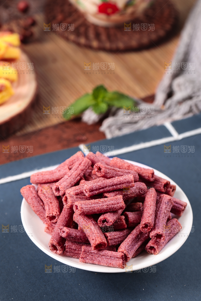 盘子里装着紫薯薯条