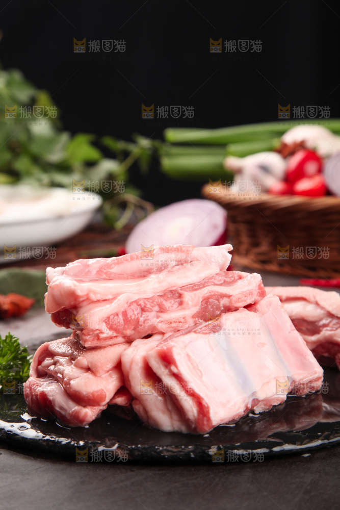 石板上放着羊排骨