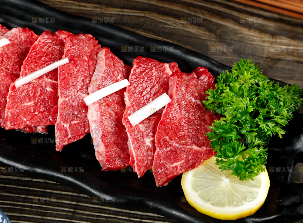 木底上放着一盘牛肉