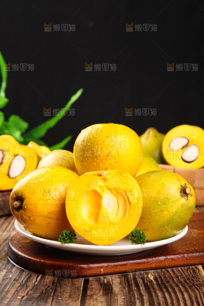 木板上放着海南鸡蛋果