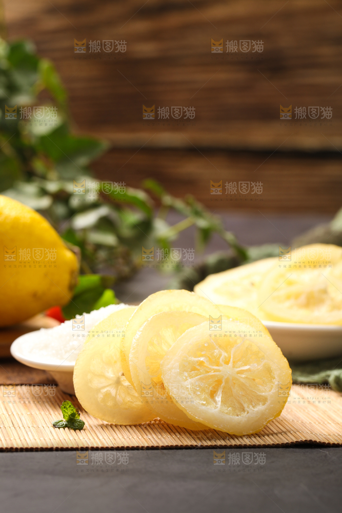 木板上的柠檬片