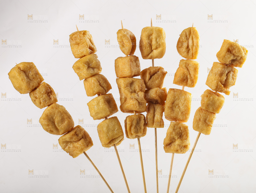 白底上的豆腐串
