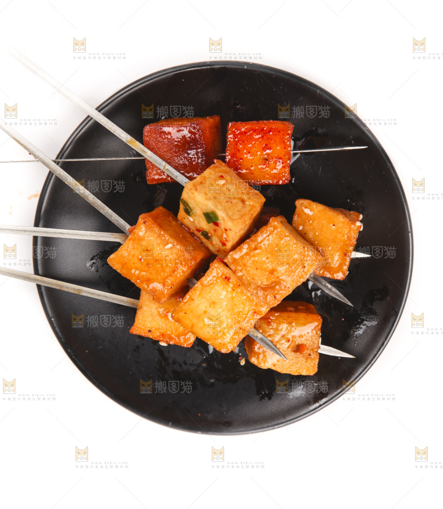 盘子里的豆腐串