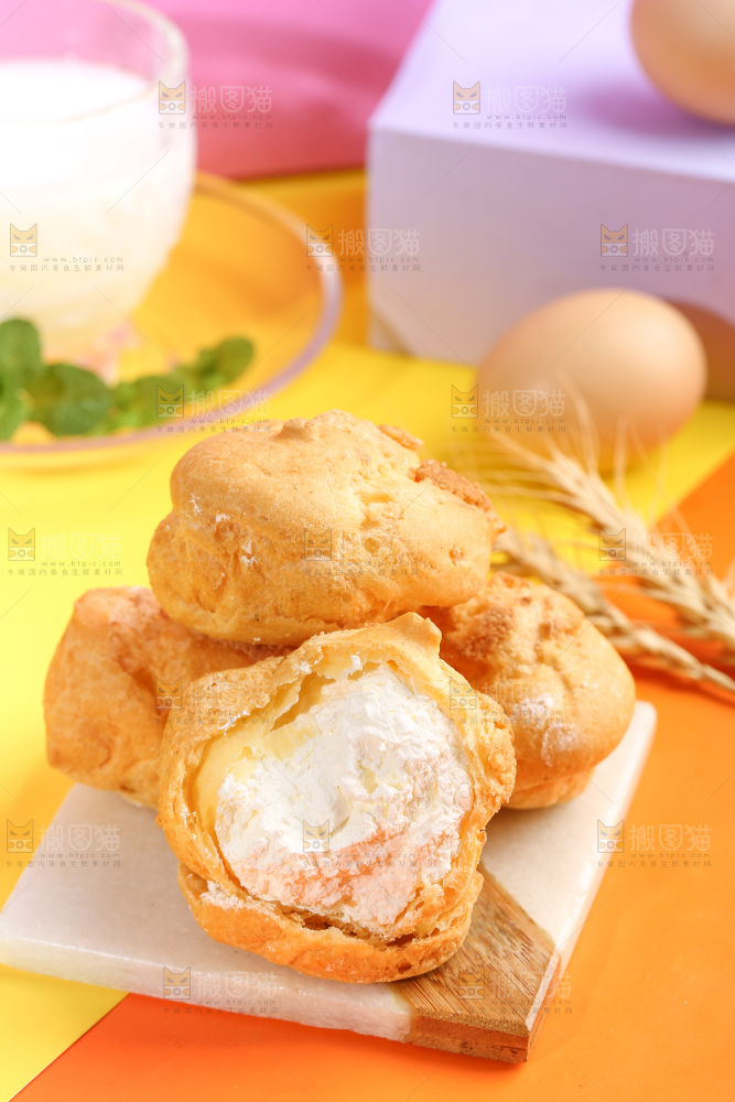 石板上放着掰开的泡芙