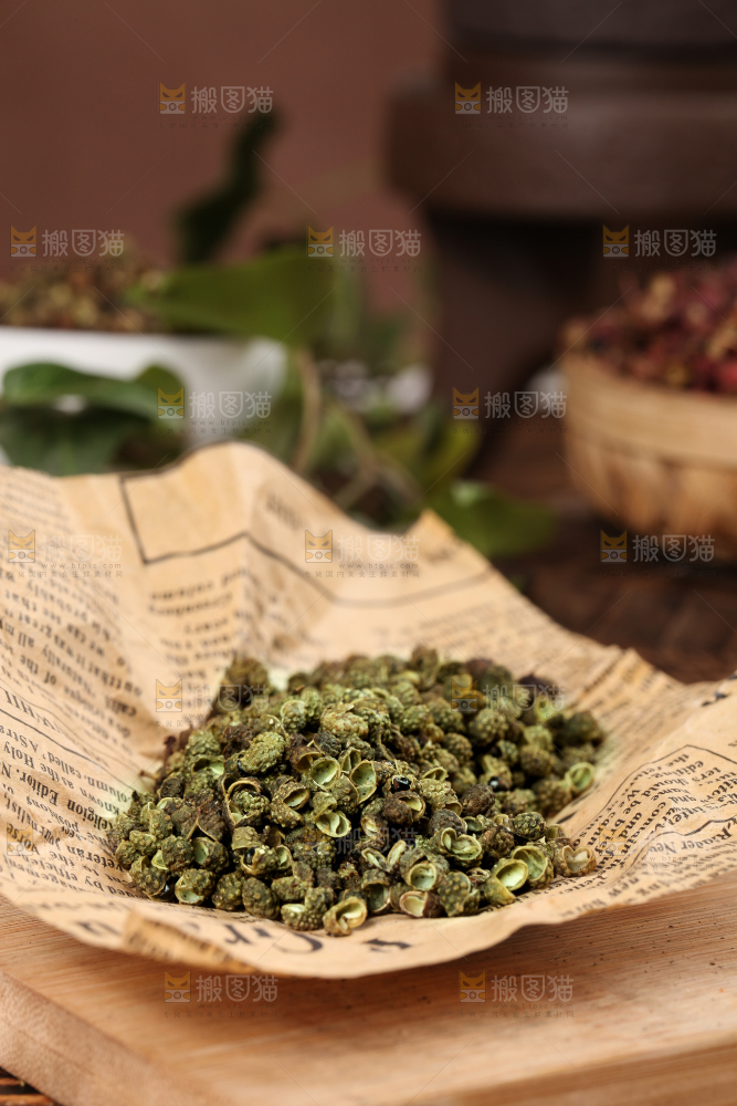 木板上的干青花椒