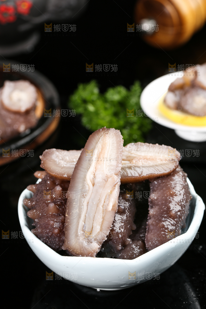 海底上放着 一碗海参