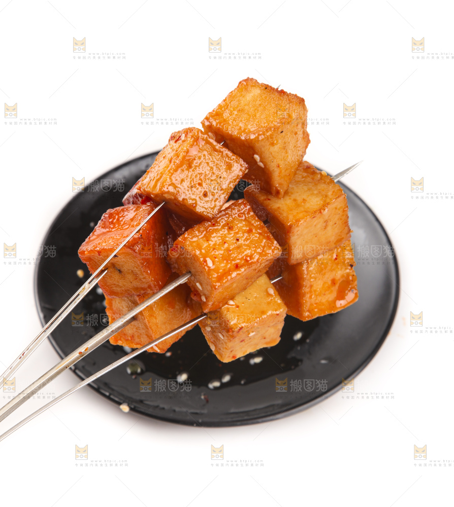 盘子里的豆腐串