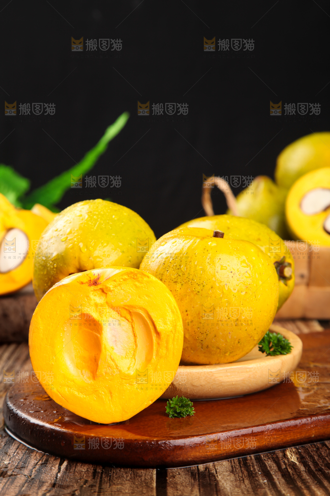 木板上放着海南鸡蛋果