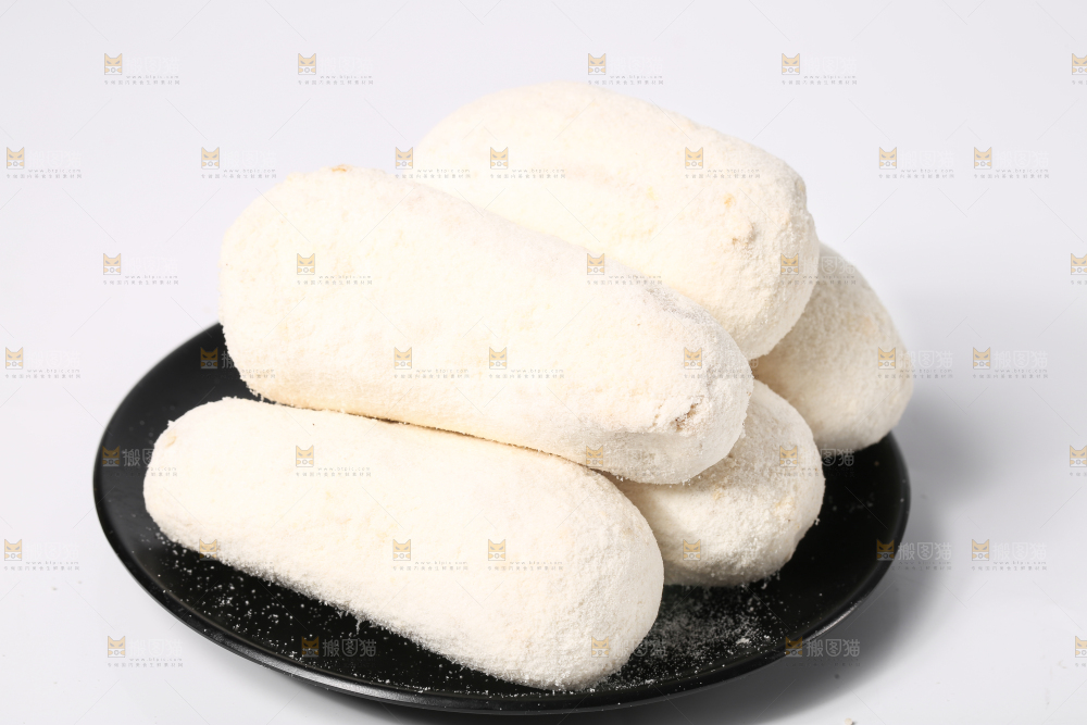盘子里放着雪枣