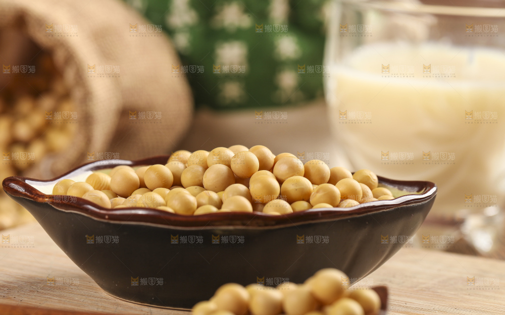 碟子里装着黄大豆