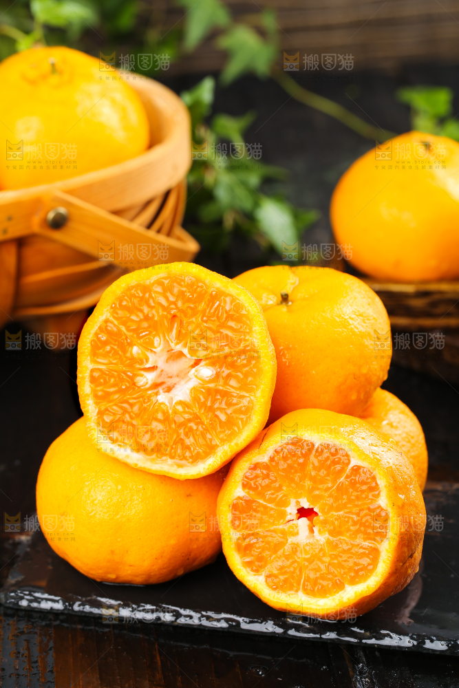 黑石板上的椪柑橘