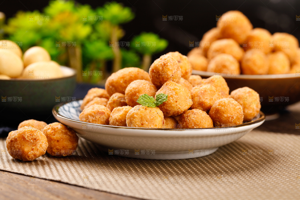碟子里放着多味花生豆