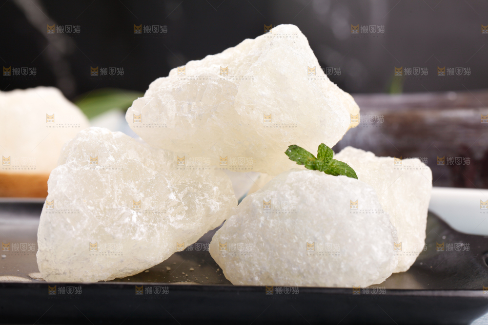 盘子里装着冰糖