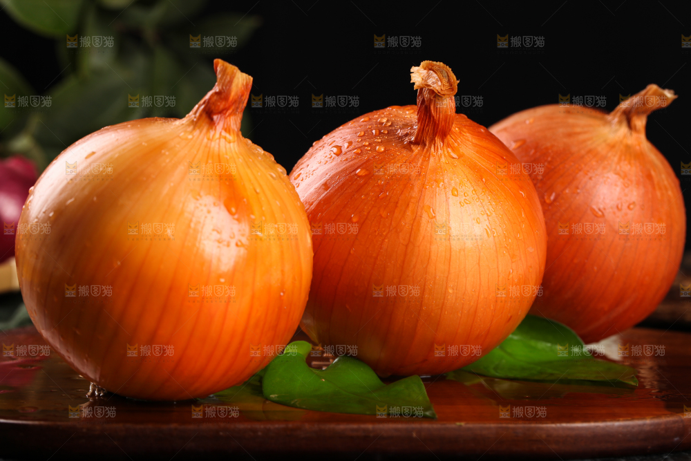 深底上放着黄皮洋葱