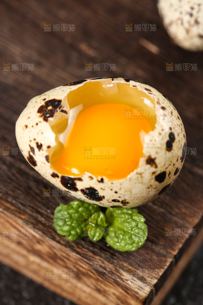 木盘里的鹑鸟蛋