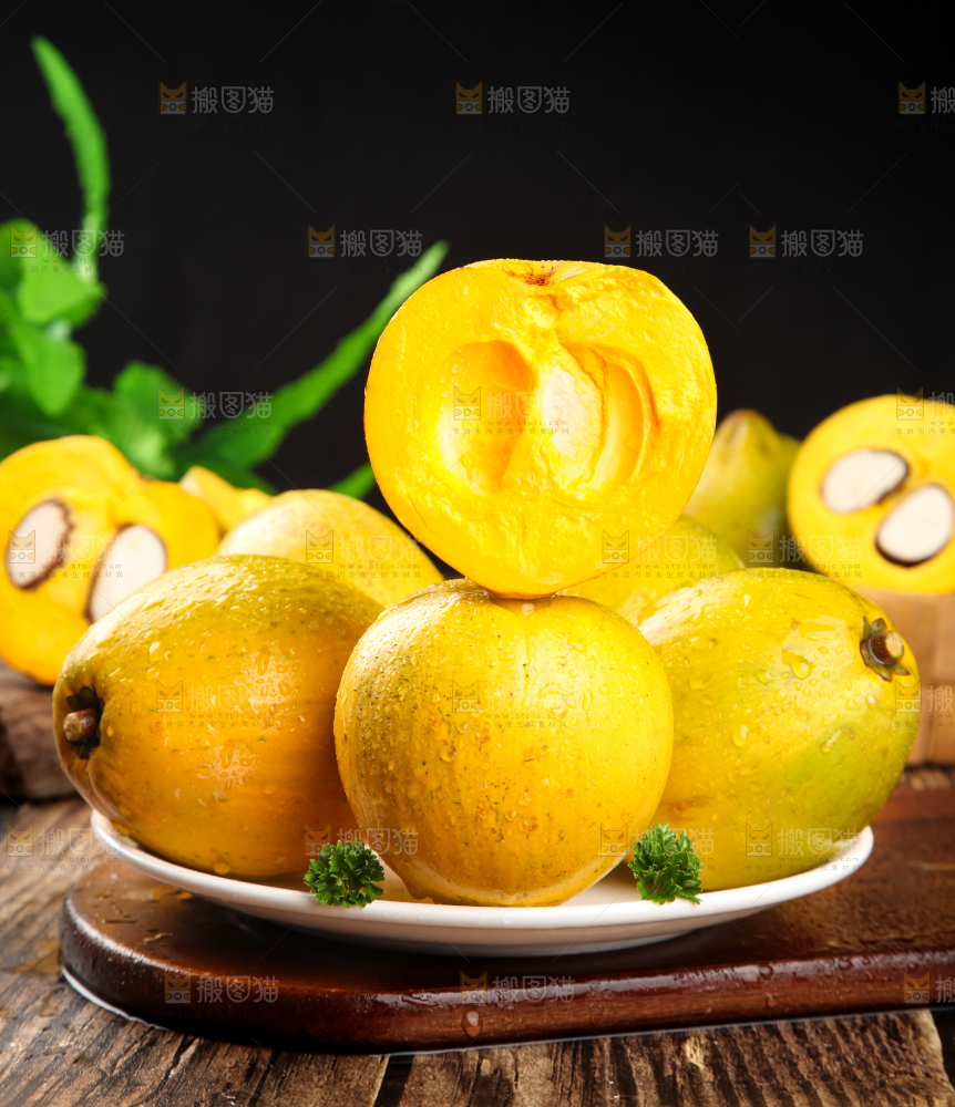 木板上放着海南鸡蛋果