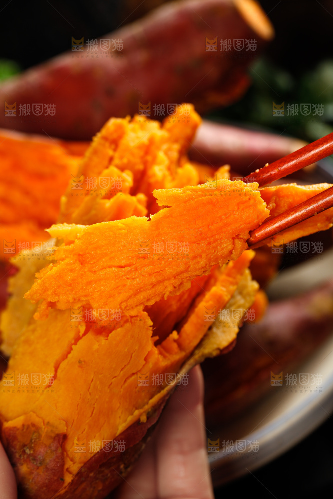 筷子夹着蒸熟的红蜜薯
