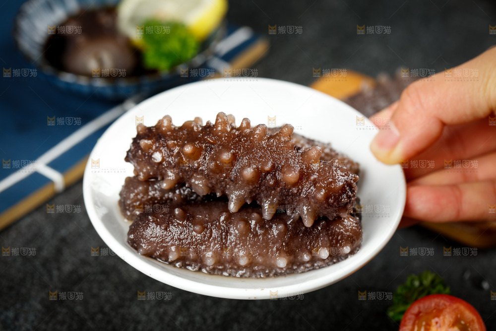 手拿一碟海参