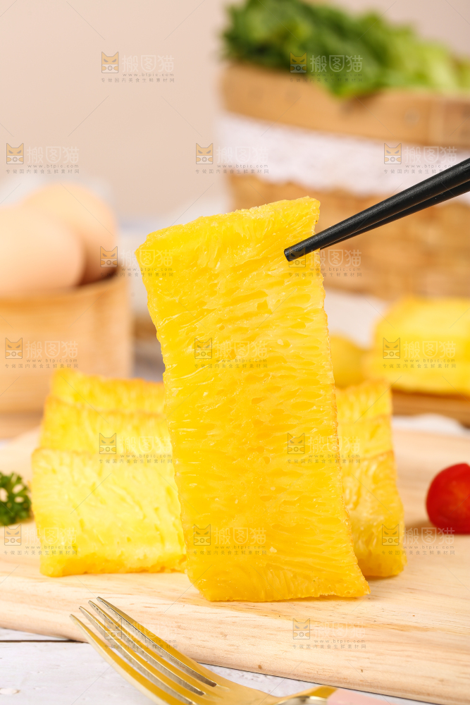 木板上摆放着椰汁黄金糕