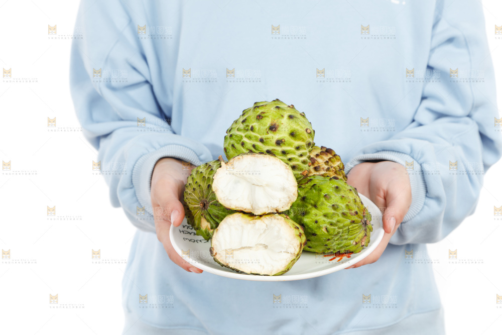 手里端着牛奶释迦果