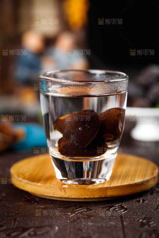 木底上放着一杯黑枣