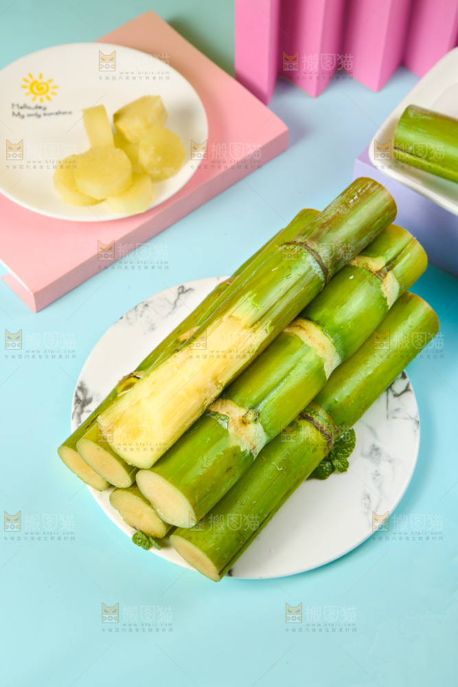 蓝底上放着一盘陶山甘蔗