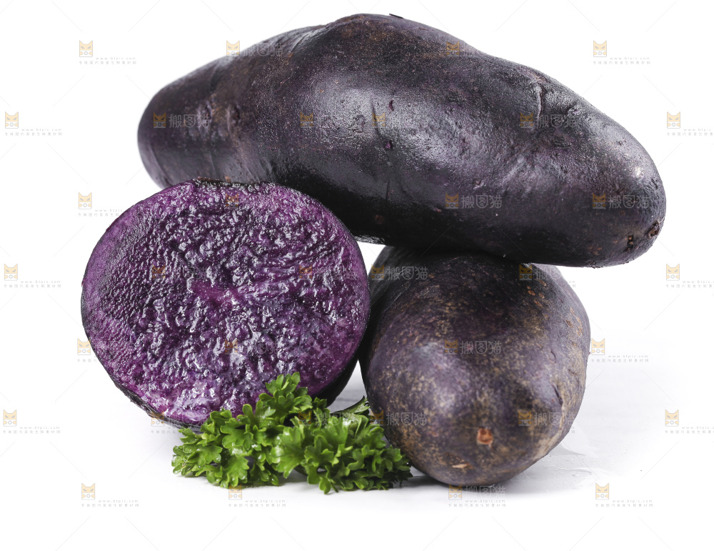 白底上摆放着紫色土豆