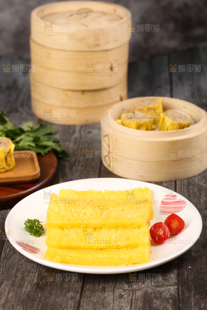 盘子里装着手工蒸糕