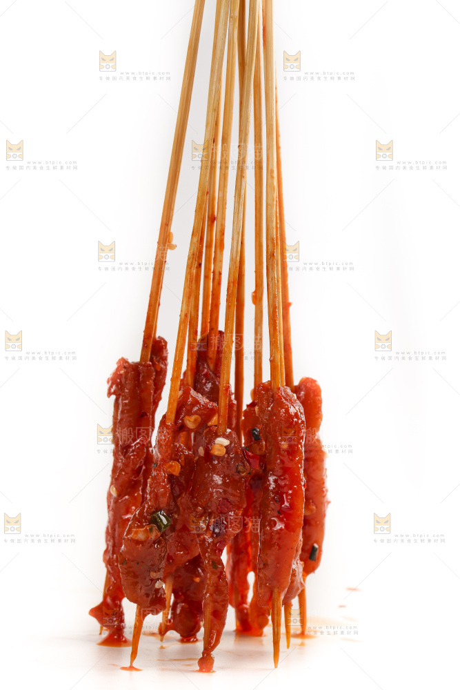 盘子里装着鸭肠串
