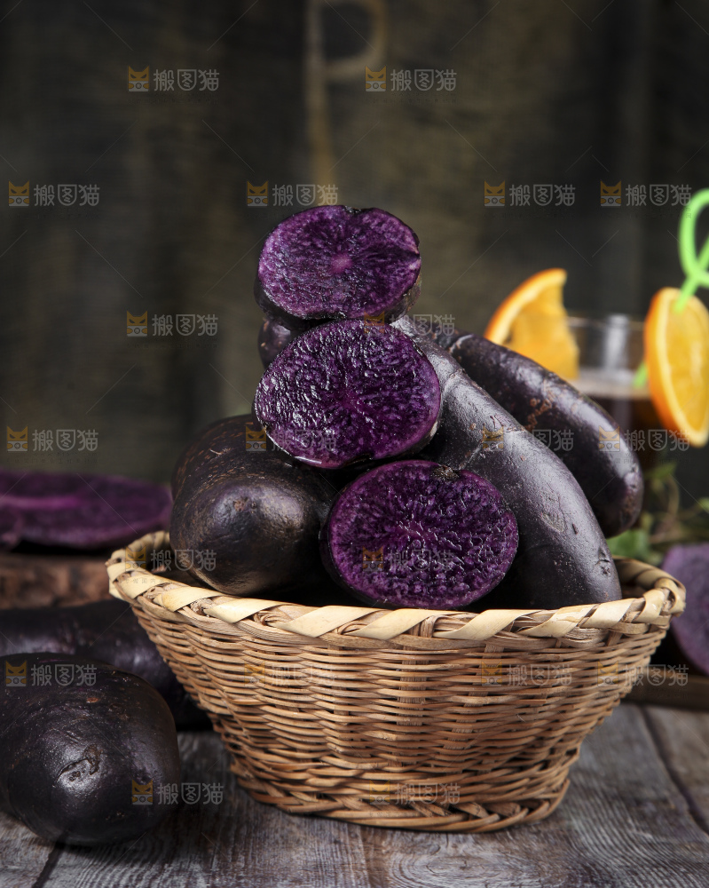 篮子里装着黑心紫皮土豆