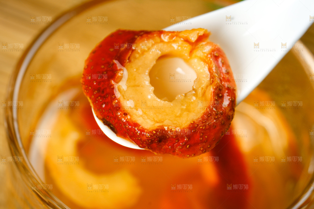 杯子里装着山楂片泡的水