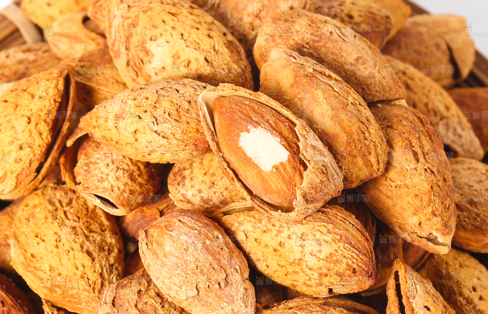 白底上放着一盘巴旦木