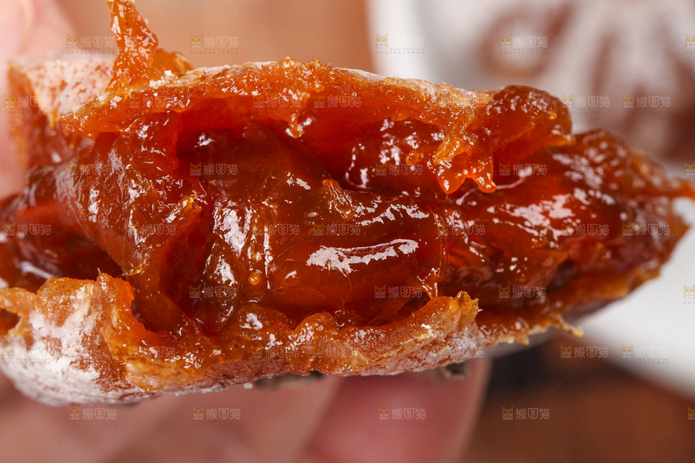 盘子里装着霜降柿饼