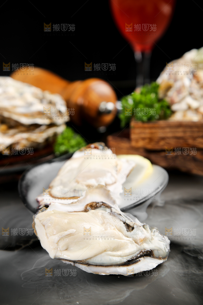 盘子里剥开的海蛎子
