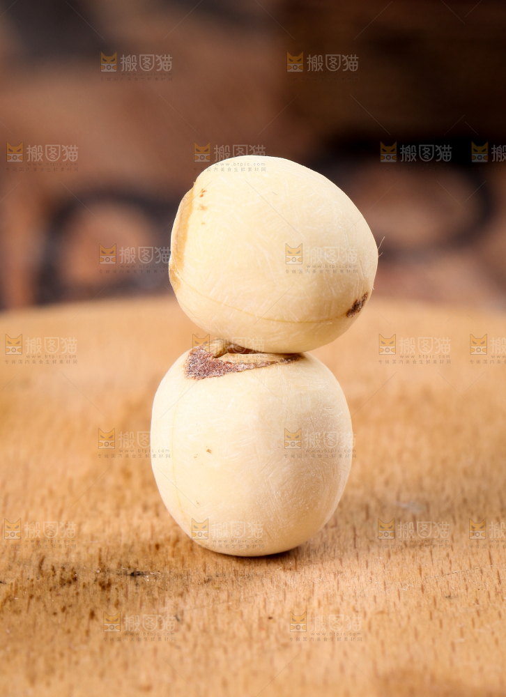 木板上放着九鲤湖白莲子