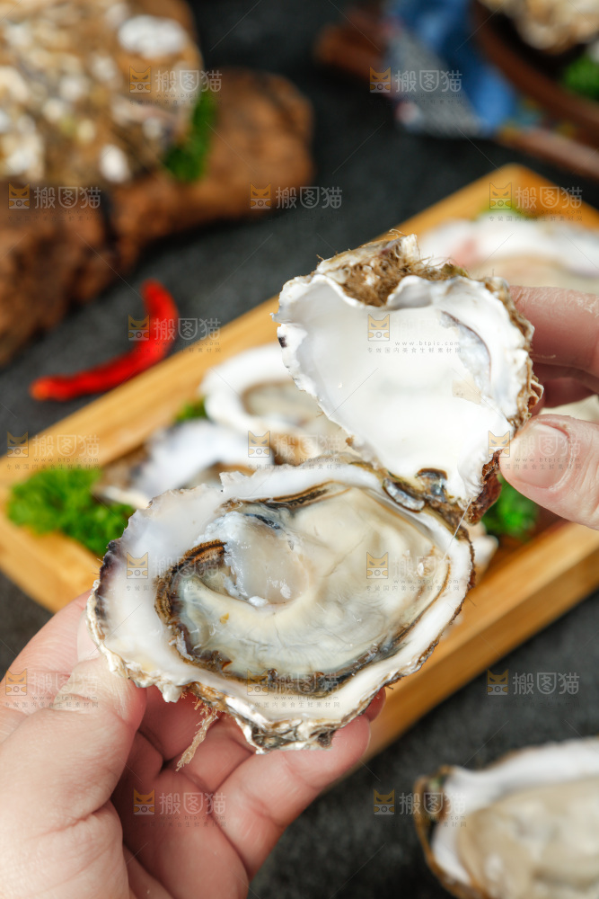 手拿生蚝