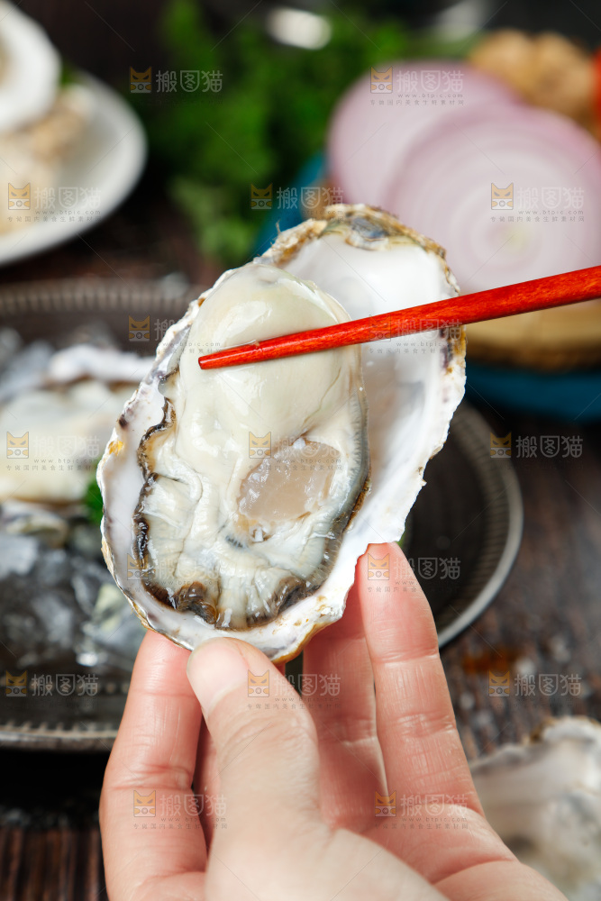 筷子夹着生蚝