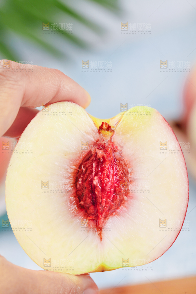 手里拿着蜜桃