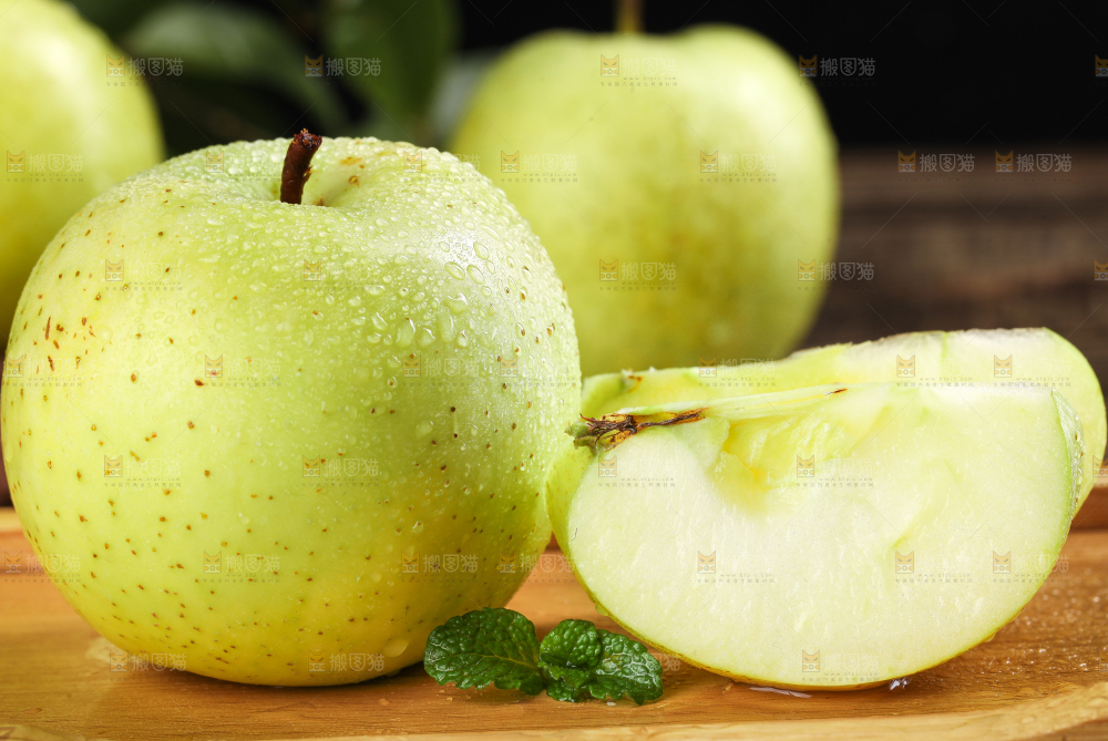 木底上摆放着王林青苹果