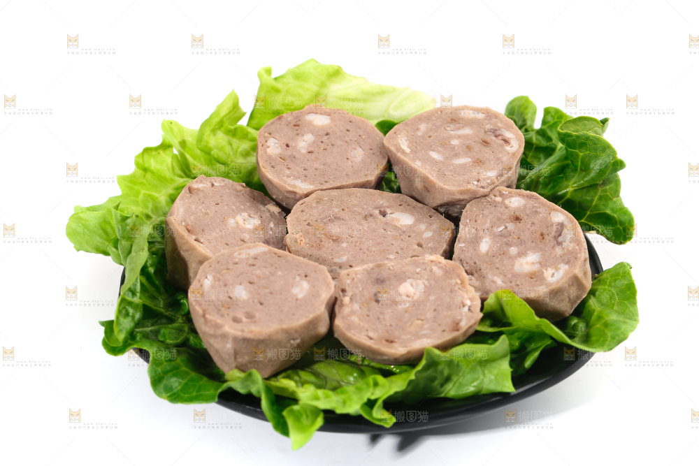 白底上放着一盘切开的牛肉丸